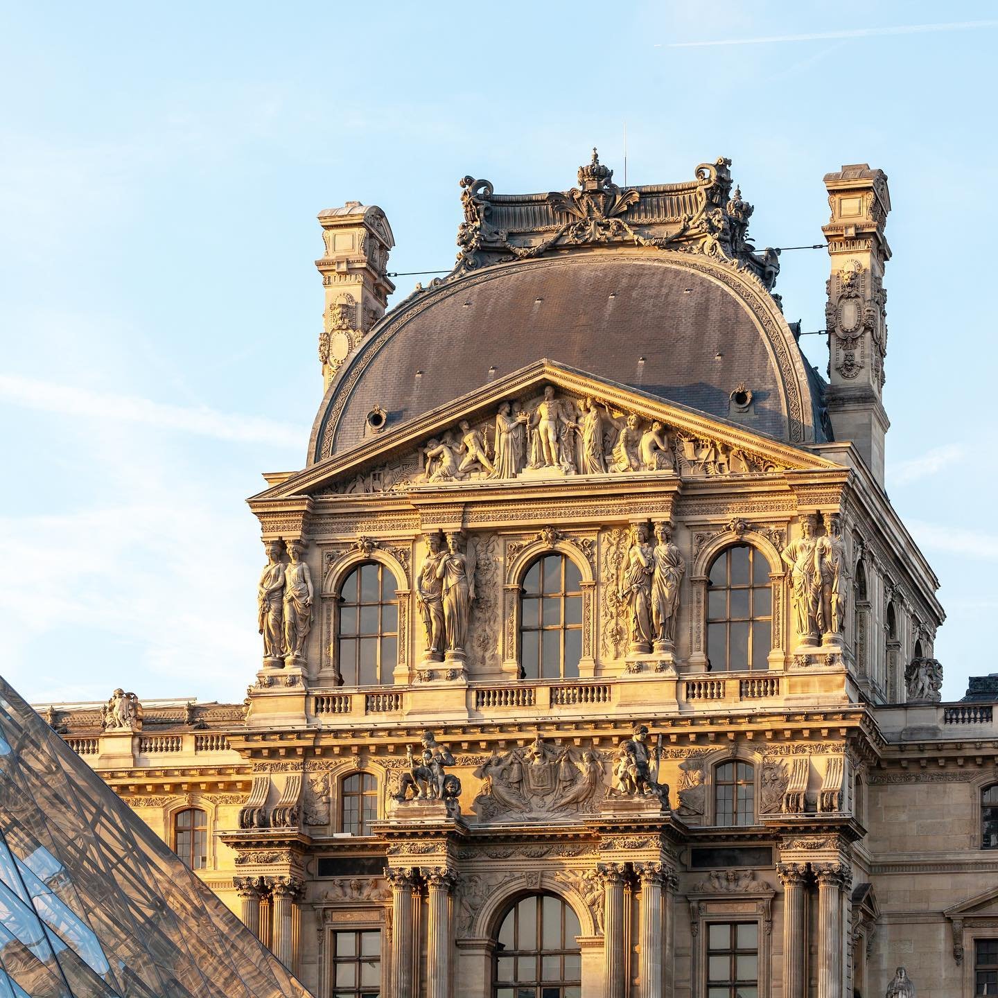 Art is Never Finished, Only Abandoned 🏰
•
•
•
•
•
•
#castle #chateau #architecture #france #gold #louvre #decor #mancliere #photography #travel #paris